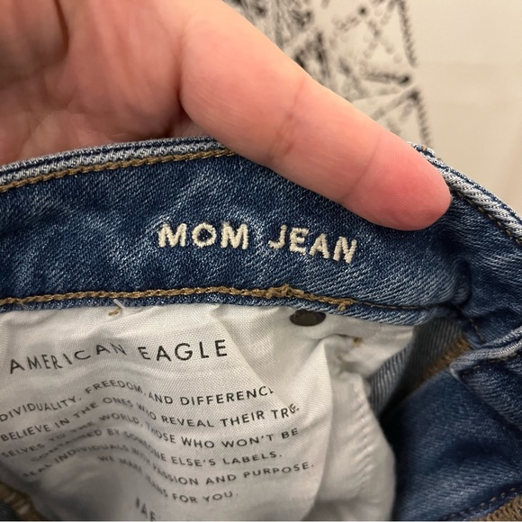 American Eagle Mom Jeans High Rise Straight Leg Medium Wash Denim Size 10 - Picture 10 of 13